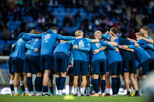 Morten Thorsby and players of Norway gather in a circle