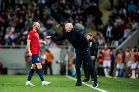 Fredrik Aursnes and Head coach Ståle Solbakken of Norway