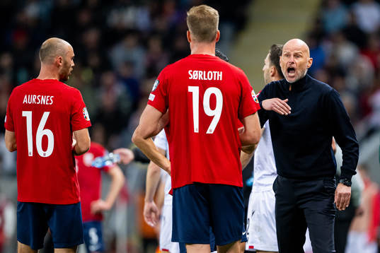 Ståle Solbakken, head coach of Norway, talk to Fredrik