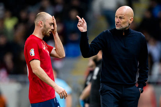 Fredrik Aursnes and Ståle Solbakken, head coach of Norway