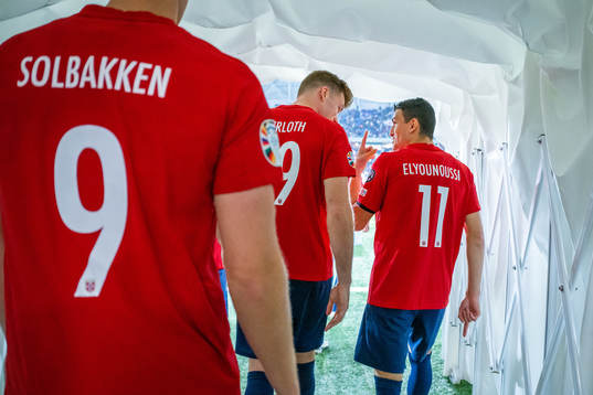 Alexander Sørloth and Mohamed Elyounoussi of Norway at