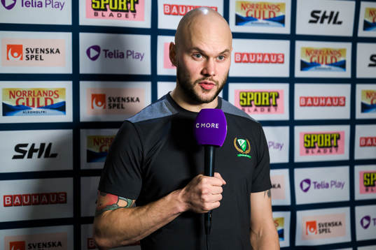 Färjestads Theodor Lennström blir intervjuad av C More