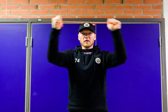 Frölundas Andreas Borgman värmer upp