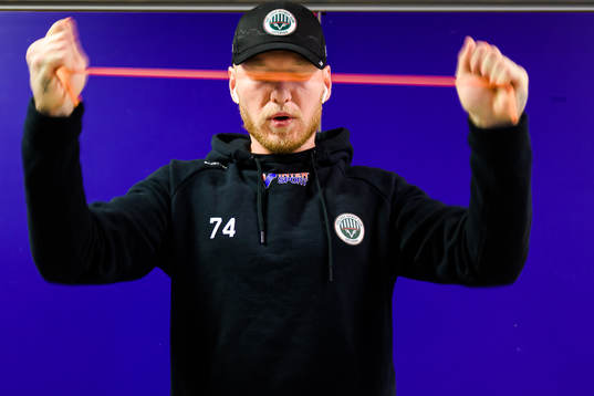 Frölundas Andreas Borgman värmer upp