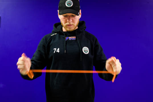 Frölundas Andreas Borgman värmer upp