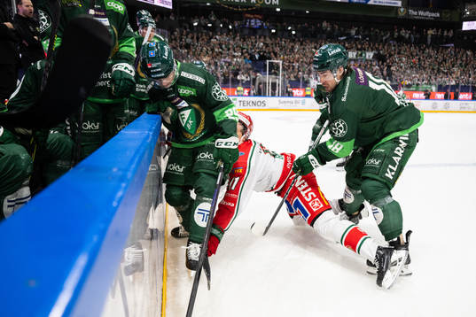 Färjestads Remi Elie tacklar Frölundas Erik Borg och blir