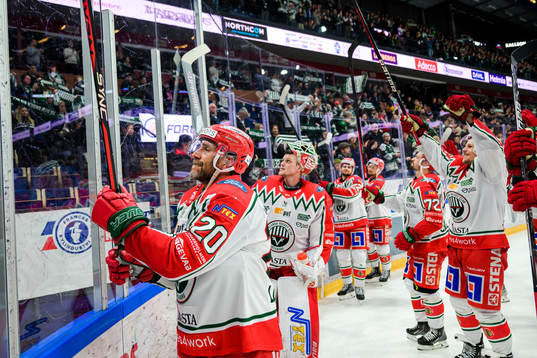 Frölundas Joel Lundqvist jublar med lagkamrater