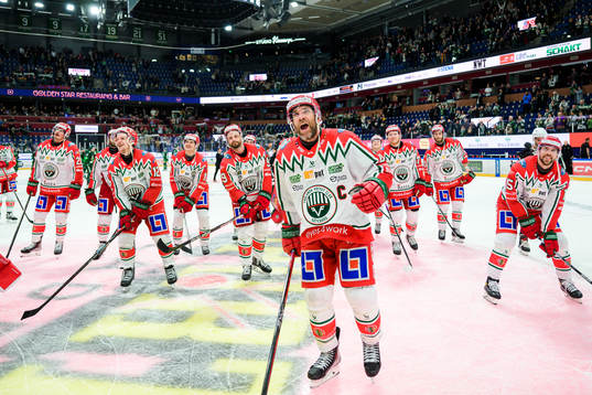 Frölundas Joel Lundqvist jublar med lagkamrater