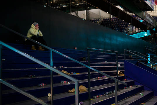 En Färjestads supporter deppar på ståplats