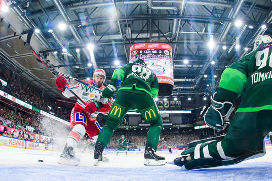 Frölundas Anthony Greco och Färjestads Brandon Davidson
