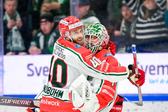 Frölundas Petteri Lindbohm och målvakt Lars Johansson