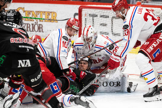 Örebros William Wikman och Timrås målvakt Jacob Johansson