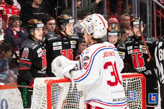 Örebros Milton Oscarson jublar med lagkamrater