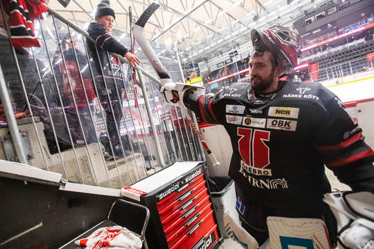 Örebros målvakt Jhonas Enroth jublar