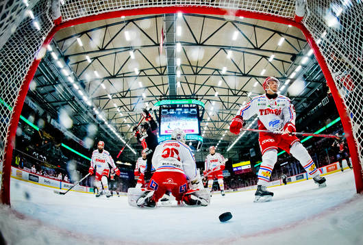 Örebros Linus Öberg gör 1-0 på Timrås målvakt Jacob