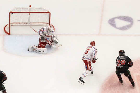 Örebros Milton Oscarson gör 3-0 bakom Timrås målvakt