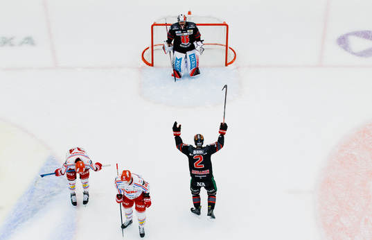 Örebros målvakt Jhonas Enroth och Rasmus Rissanen jublar