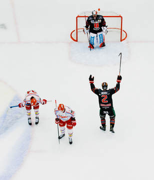 Örebros målvakt Jhonas Enroth och Rasmus Rissanen jublar