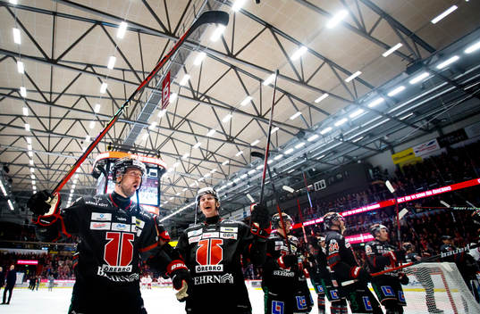 Örebros Rasmus Rissanen och Robert Leino jublar