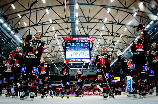 Örebros Filip Berglund och Gustav Backström jublar