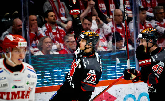Örebros Oliver Eklind jublar