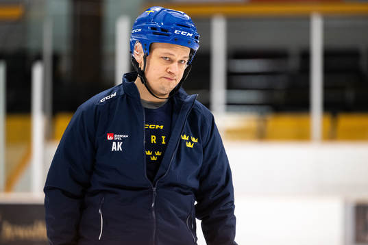 Assistant coach Andreas Karlsson of Sweden at a practice