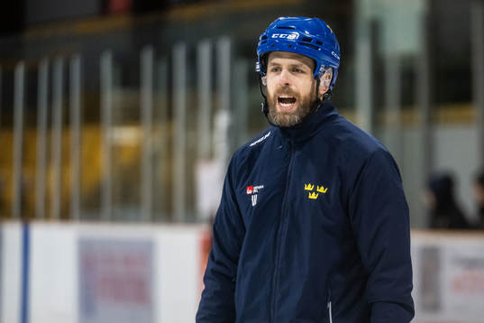 Head coach Ulf Lundberg of Sweden at a practice session