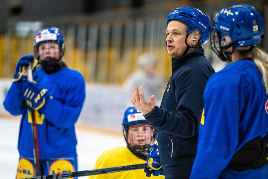 Assistant coach Andreas Karlsson of Sweden at a practice
