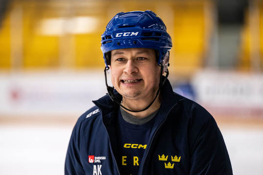 Assistant coach Andreas Karlsson of Sweden at a practice