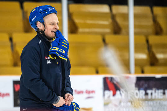 Assistant coach Andreas Karlsson of Sweden at a practice