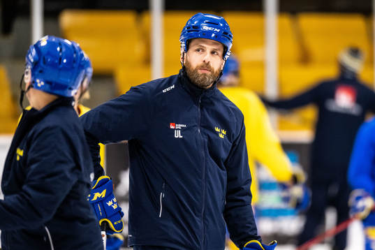Head coach Ulf Lundberg of Sweden at a practice session