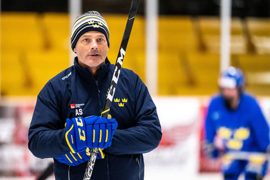Assistant coach Andreas Spångberg of Sweden at a practice