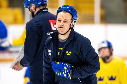 Assistant coach Andreas Karlsson of Sweden at a practice