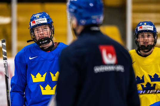Sara Hjalmarsson and Linnéa Andersson of Sweden at a