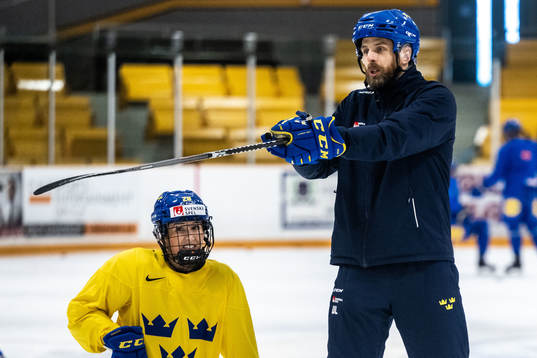 Head coach Ulf Lundberg of Sweden at a practice session