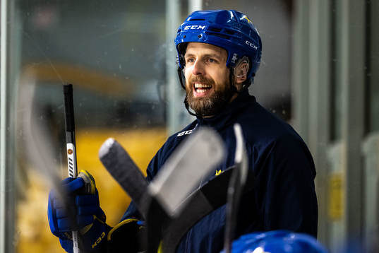 Head coach Ulf Lundberg of Sweden at a practice session