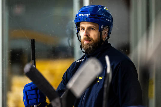 Head coach Ulf Lundberg of Sweden at a practice session