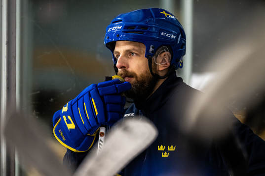 Head coach Ulf Lundberg of Sweden at a practice session