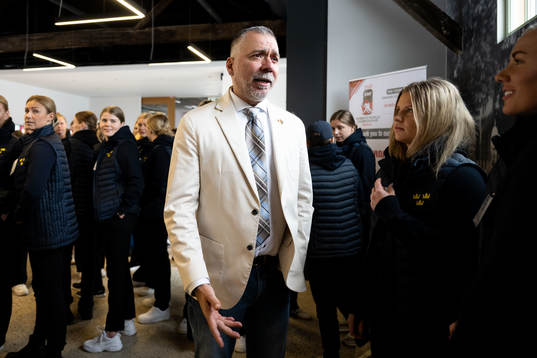 Mayor Tom Mrakas at an event with the team of Sweden