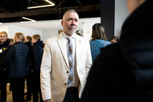 Mayor Tom Mrakas at an event with the team of Sweden