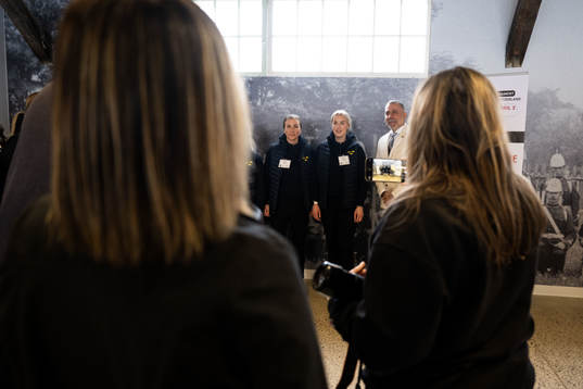 Anna Kjellbin and Olivia Carlsson together with mayor Tom