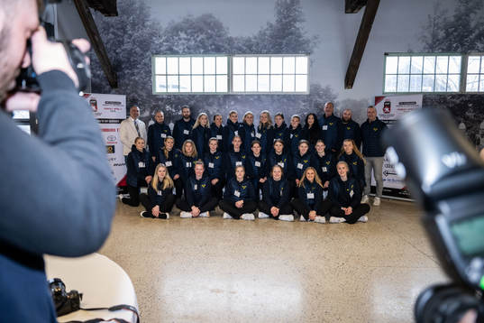 Players and leaders of Sweden at an event with the mayor of