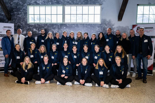 Players and leaders of Sweden at an event with the mayor of