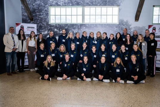 Players and leaders of Sweden at an event with the mayor of