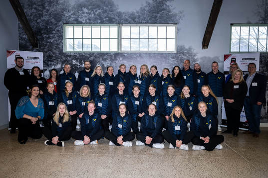 Players and leaders of Sweden at an event with the mayor of