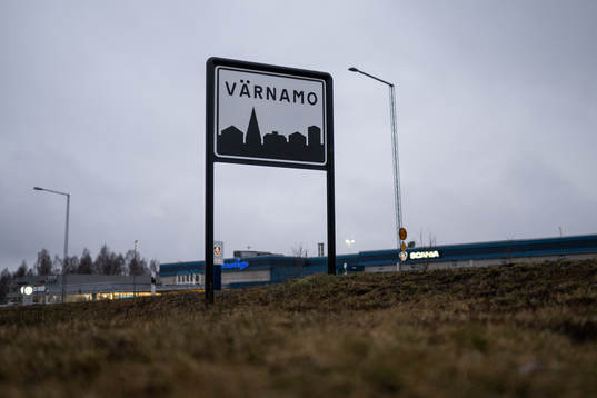 En vägskylt med för Värnamo tätort