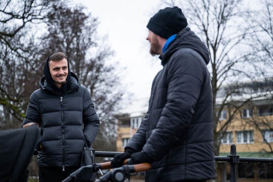 Ajdin Zeljkovic pratar med tränare Kim Hellberg