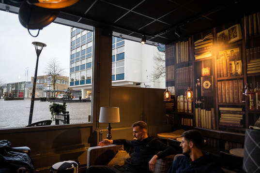 Värnamo centrum syns genom ett fönster