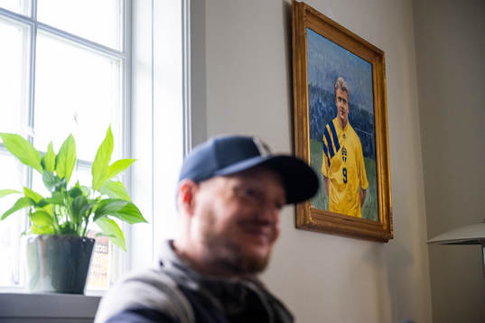 Ett porträtt av Jonas Thern hänger på väggen bakom