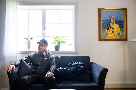 Ett porträtt av Jonas Thern hänger på väggen vid sidan